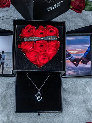 Δωροκουτί με καρδιά από αιώνια τριαντάφυλλα νέα με δύο φωτογραφίες και κολιέ