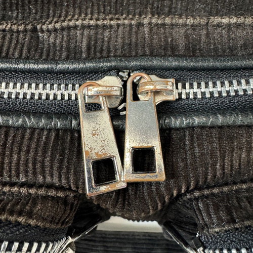 Nunoo Corduroy shoulder bag used with zipper and hardware defects