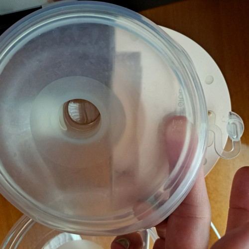 Adlo portable breast pump like new with 2 flanges and unused spare part