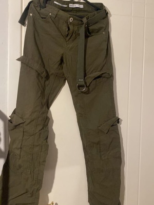 Bershka green cargo jeans with belt like new, size XS