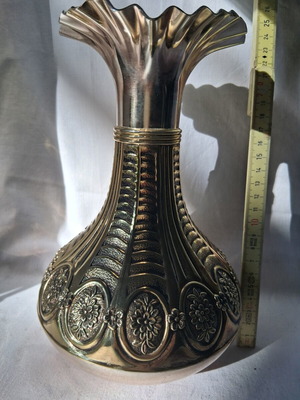 Vintage μπρούτζινο βάζο 25cm με στόμιο σε σχήμα βεντάλιας σαν καινούργιο
