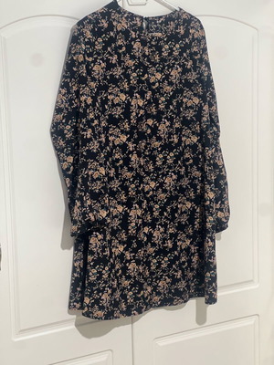 Floral dress size Medium like new