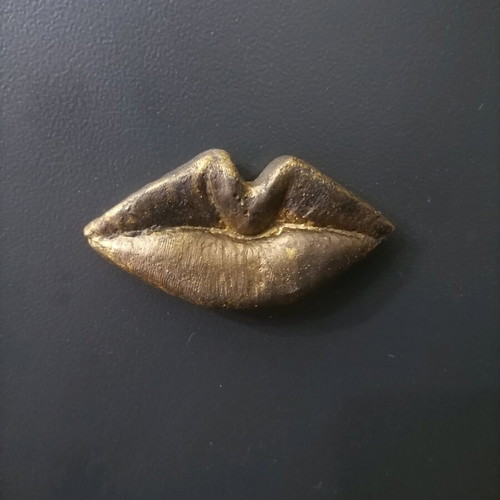 Handmade lips-shaped magnets new, made of plaster and acrylics