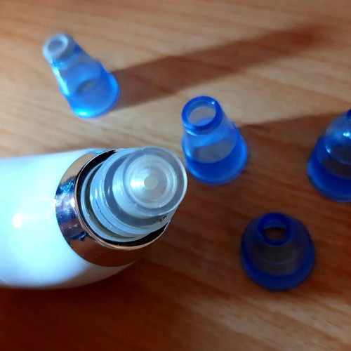 Facial cleansing device like new with 4 heads