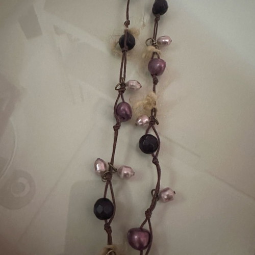 Long necklace with stones in purple shades