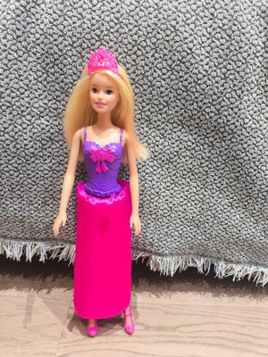 Κούκλα Barbie Dreamtopia με φόρεμα, παπούτσια, στέμμα και χτένα