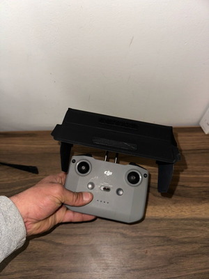 DJI controller σαν καινούργιο με σκίαστρο, hub φόρτισης, 3 μπαταρίες και τσάντα μεταφοράς
