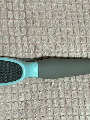 Garlic press used with ergonomic handle and easy cleaning