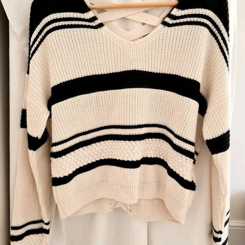 Knitted crop pullover used with unique back size M