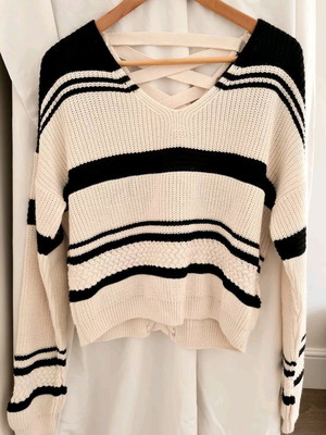 Knitted crop pullover used with unique back size M