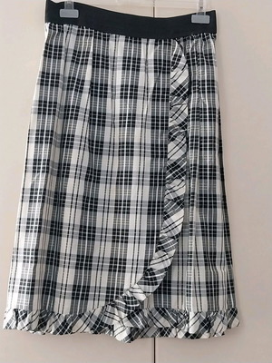 Checked skirt used No L with black elastic and gold thread
