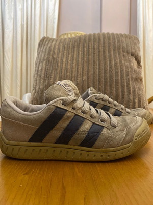 Sneakers Adidas νούμερο 39 μεταχειρισμένα, γκρι με μπλε ρίγες