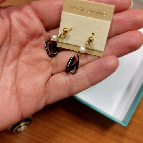 Earrings hanging new, simple and elegant, very lightweight