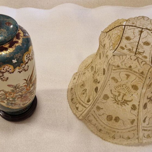 Vintage porcelain table lamp with oriental decoration, like new