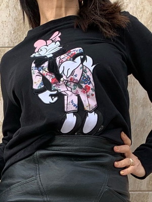Pinko Medium sweatshirt like new with velvet cuffs and appliqued duck