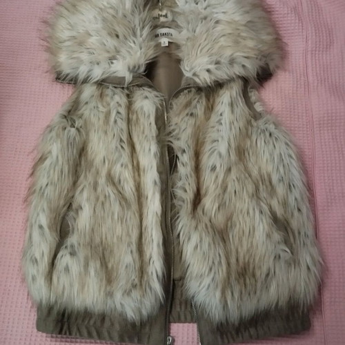 Beige-white sleeveless vest with nice fur like new, size S