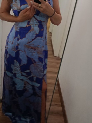 Guess by Marciano μεταξωτό φόρεμα με τροπικό μοτίβο, μπλε