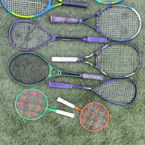 Tennis rackets used, set with 2 damaged strings