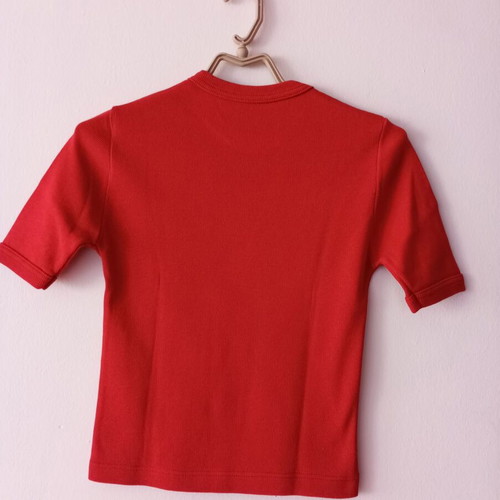 Red ribbed top with glitter lips design like new