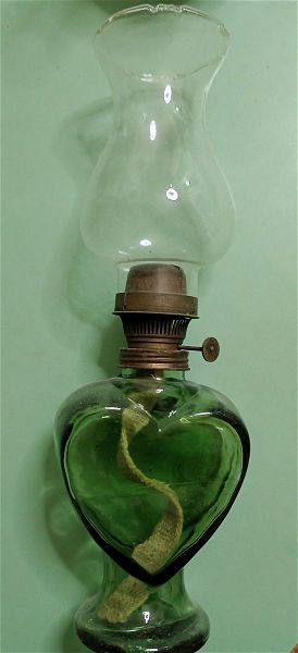  palia epitrapezia lampa petreleou apo fisito giali. 1930 - 1940.