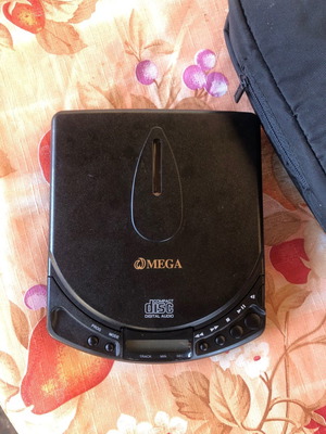 Ράδιο CD OMEGA! Vintage 2002! Ελάχιστα χρησιμοποιημένο ! Δουλεύει  και με μπαταρίες! μπαταρίες!