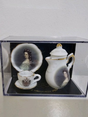 Reutter Porzellan miniature tea set like new, collectible Sisi series
