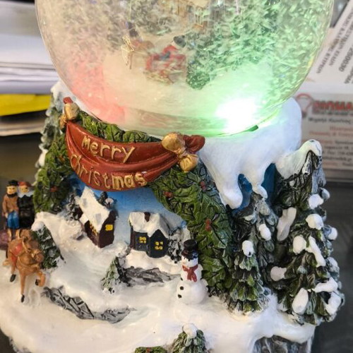 Christmas snow globe like new with music and light change