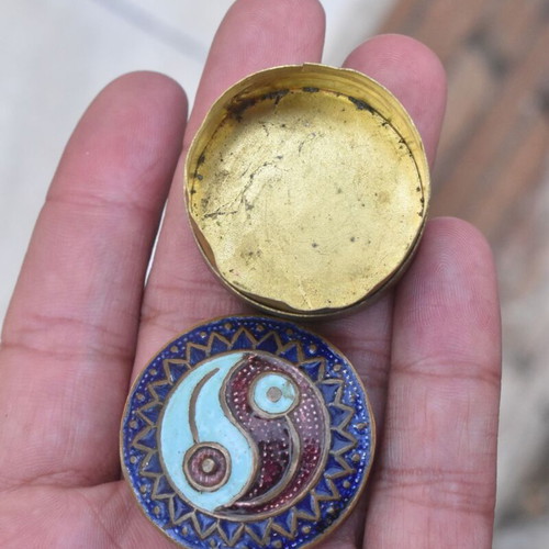 Vintage brass round cloisonné Yin Yang box with enamel used