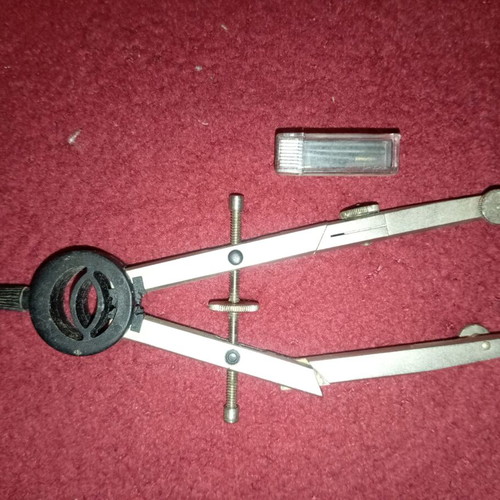 Compass used with pencil leads and extra accessories