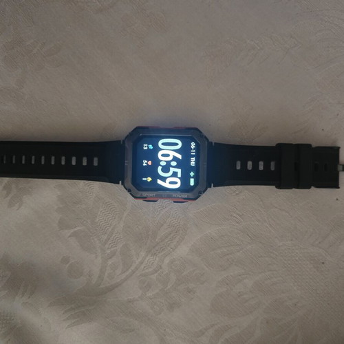 C20 Pro smartwatch like new with Bluetooth calling and fitness tracking