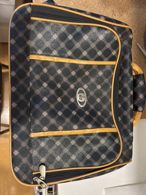 Toiletry bag like new with many compartments beige and brown