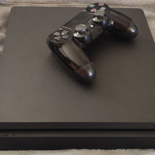 PlayStation 4 Slim FW 10.70 500GB like new with DualShock 4 controller