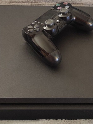 PlayStation 4 Slim FW 10.70 500GB like new with DualShock 4 controller