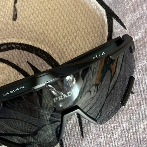Prada sunglasses very good condition, black