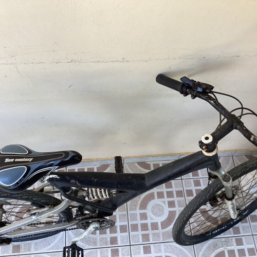 Mountain bike used with new tires and saddle, aluminum frame, disc brakes