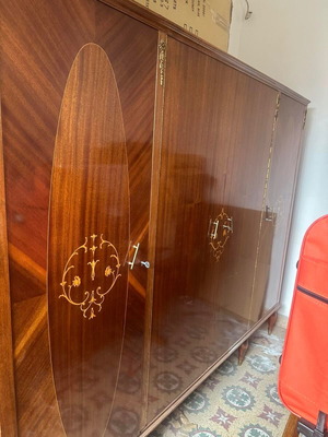 Κλασικό σετ ξύλινων επίπλων με σκαλίσματα, μπουφές, ντουλάπα, τραπέζια, καρέκλες