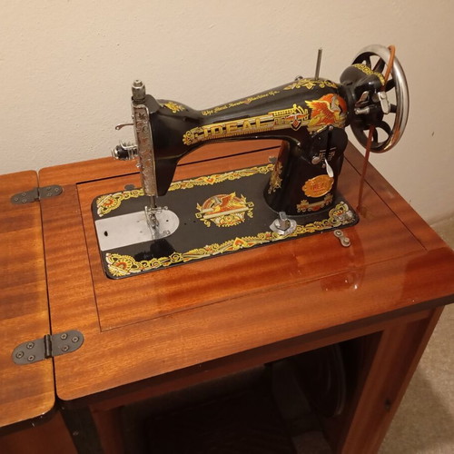 Ideal De Luxe treadle sewing machine like new