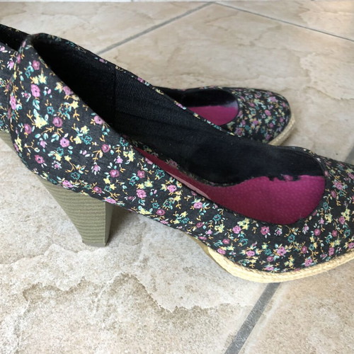 Women’s shoes size 38 used, floral design on black background