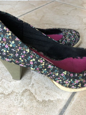Women’s shoes size 38 used, floral design on black background