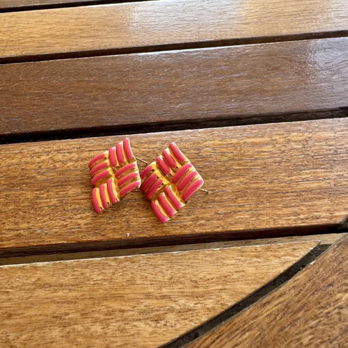 Earrings new, gold and fuchsia color