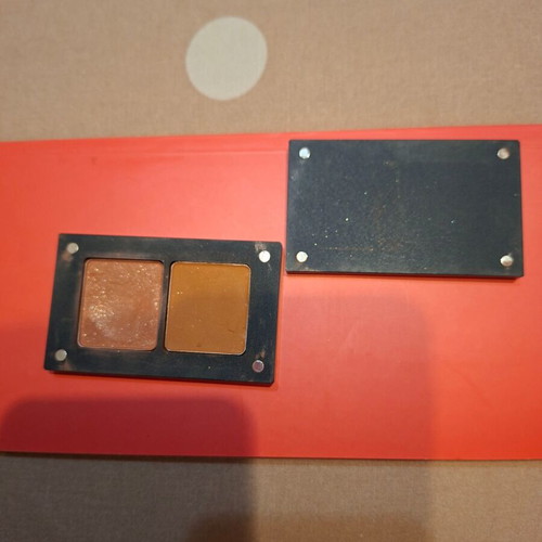 Jennifer Lopez eyeshadow palette used with brush