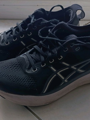 Asics Gel Kayano 31 used, size 42, black and white
