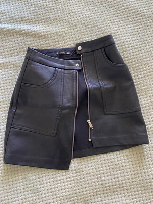 Stradivarius μαύρη mini φούστα δερματίνη μέγεθος EUR 36 σαν καινούργιο