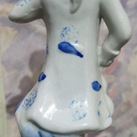 Porcelain figures old in excellent condition