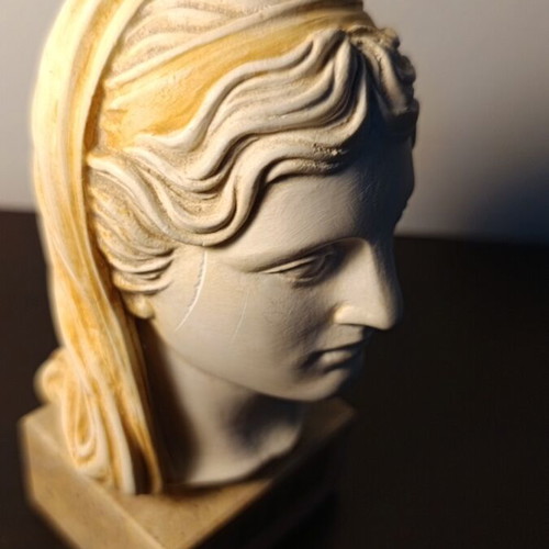 Thea Hera statuette used with scratch
