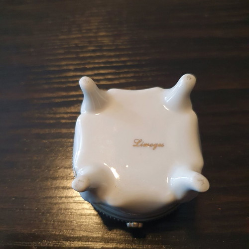 Limoge vintage jewelry box like new, white porcelain