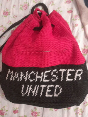 Manchester United χειροποίητη πλεκτή τσάντα πλάτης σε κόκκινο και μαύρο