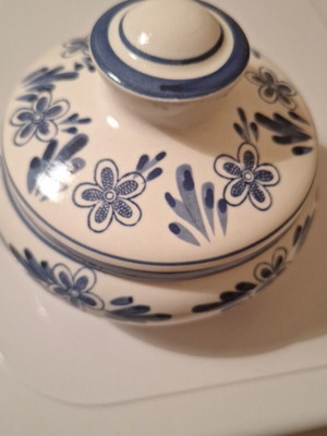 Ceramic bowl with lid like new
