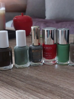 Nail lacquers used, set of 10 with popular brands