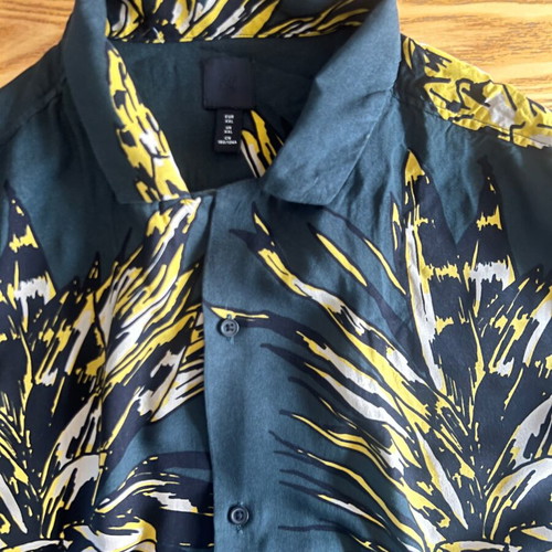 H&M dark green pineapple shirt XXL like new